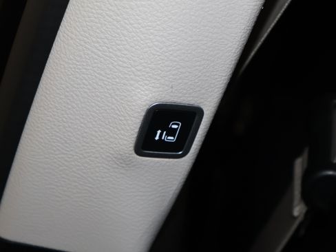 Used 2024 Chrysler Pacifica Touring-L image 47