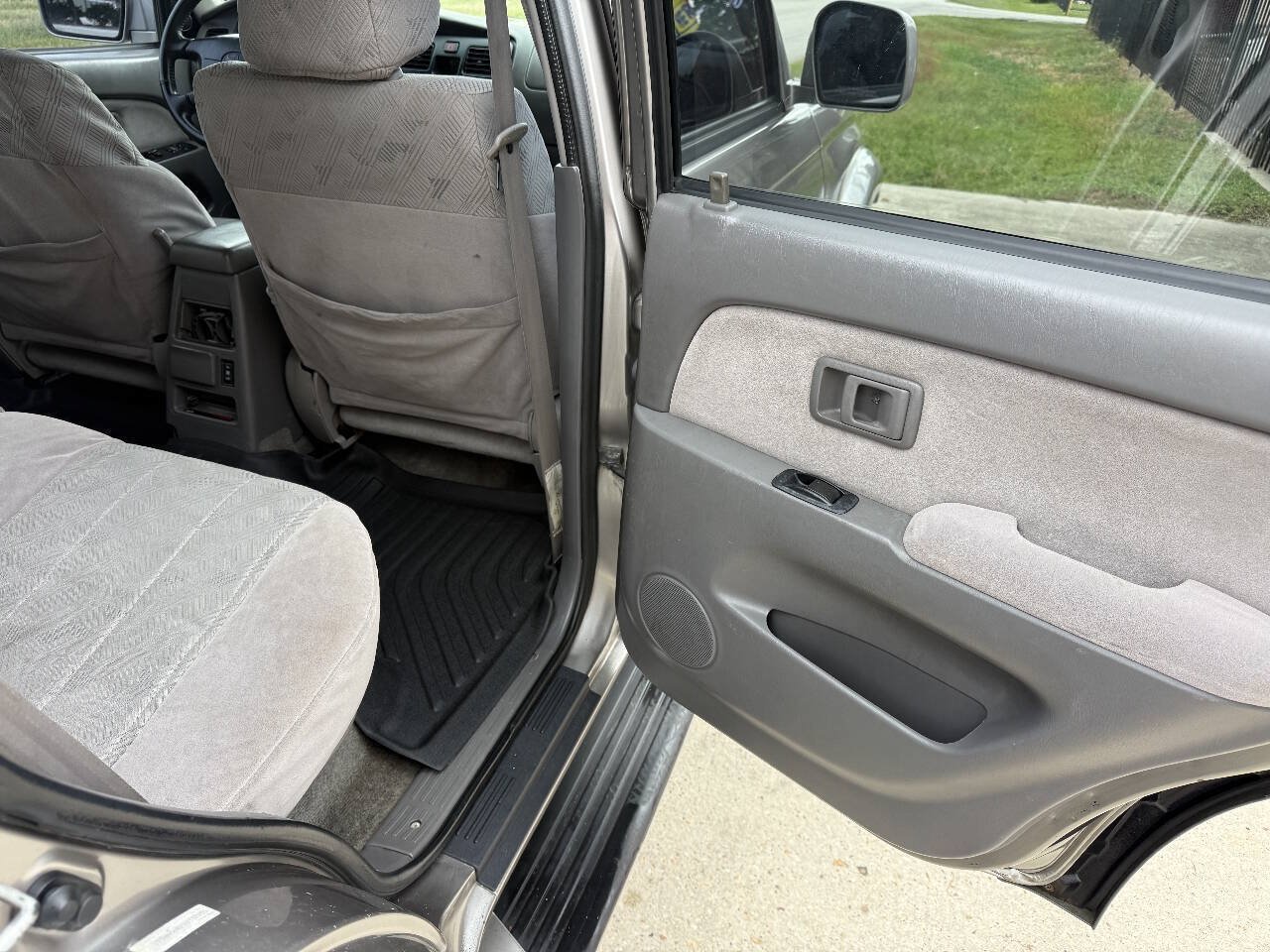 Used 2001 Toyota 4Runner SR5 AWD/4WD image 32