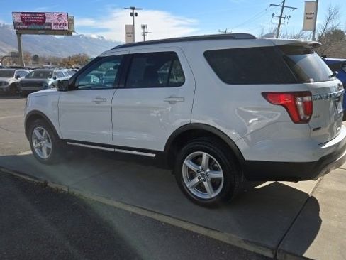 Used 2017 Ford Explorer XLT image 3