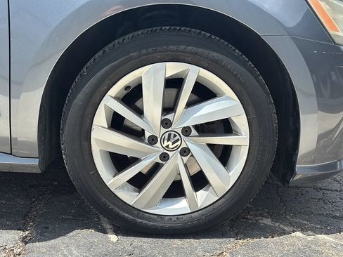 Used 2018 Volkswagen Passat 2.0T SE w/ SE Lighting Package FWD image 10
