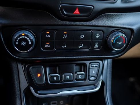 Used 2021 GMC Terrain SLE FWD image 37