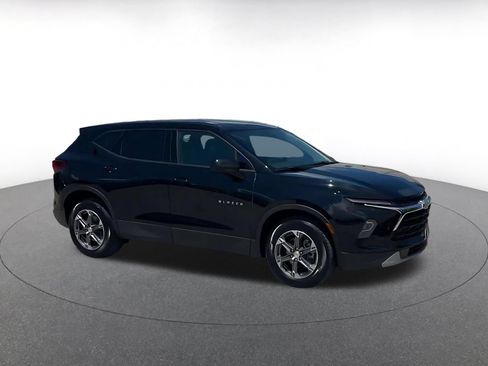 Used 2025 Chevrolet Blazer LT FWD image 2