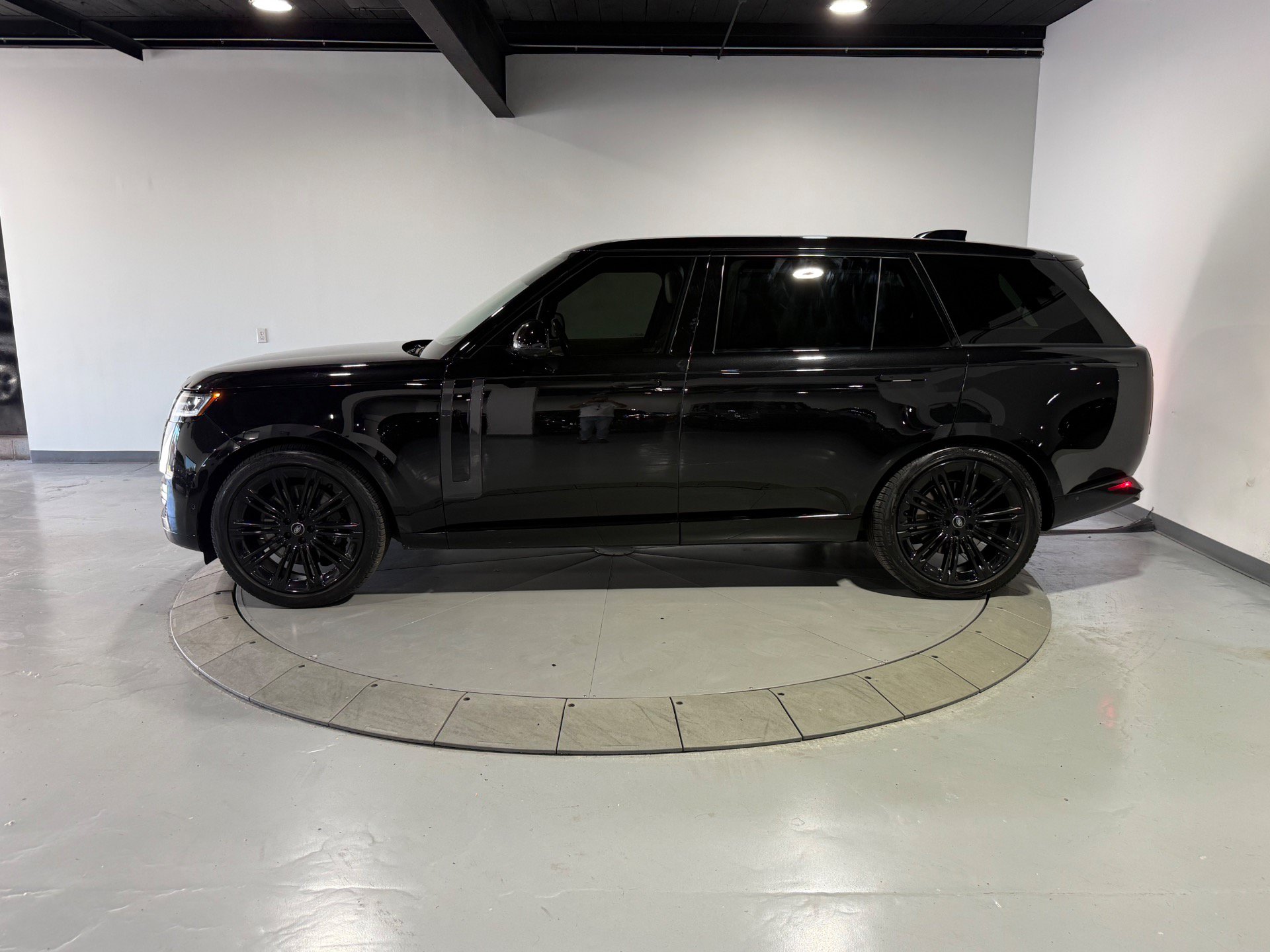 Used 2024 Land Rover Range Rover Long Wheelbase SE AWD/4WD image 10