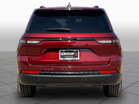 Used 2023 Jeep Grand Cherokee Altitude AWD/4WD image 4