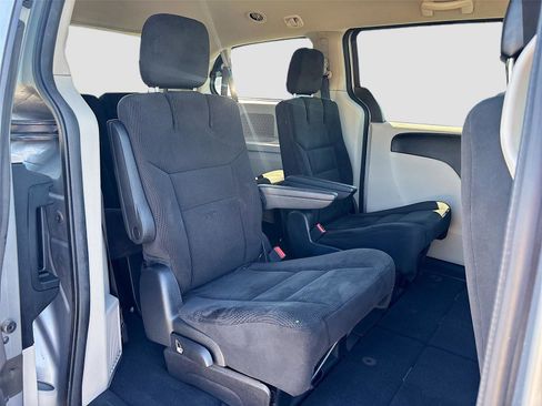 Used 2016 Dodge Grand Caravan SXT image 27
