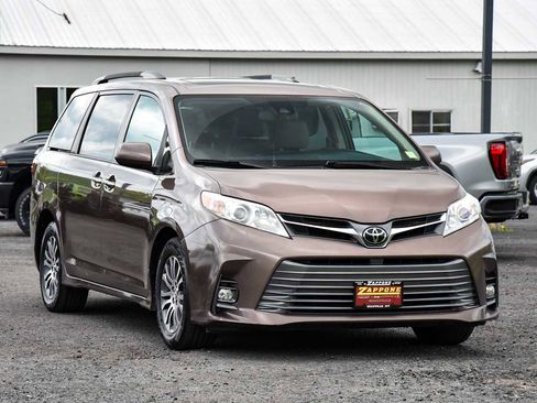 Used 2018 Toyota Sienna XLE FWD image 1