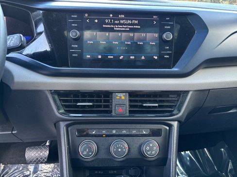 Used 2022 Volkswagen Taos SE w/ Panoramic Sunroof Package image 18