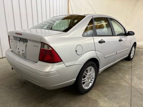 Used 2005 Ford Focus ZX4 Sedan FWD image 4