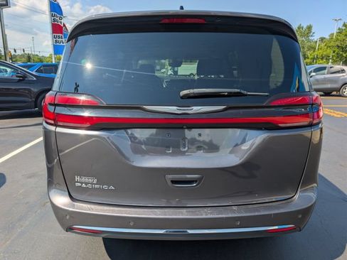 Used 2023 Chrysler Pacifica Touring-L FWD image 4