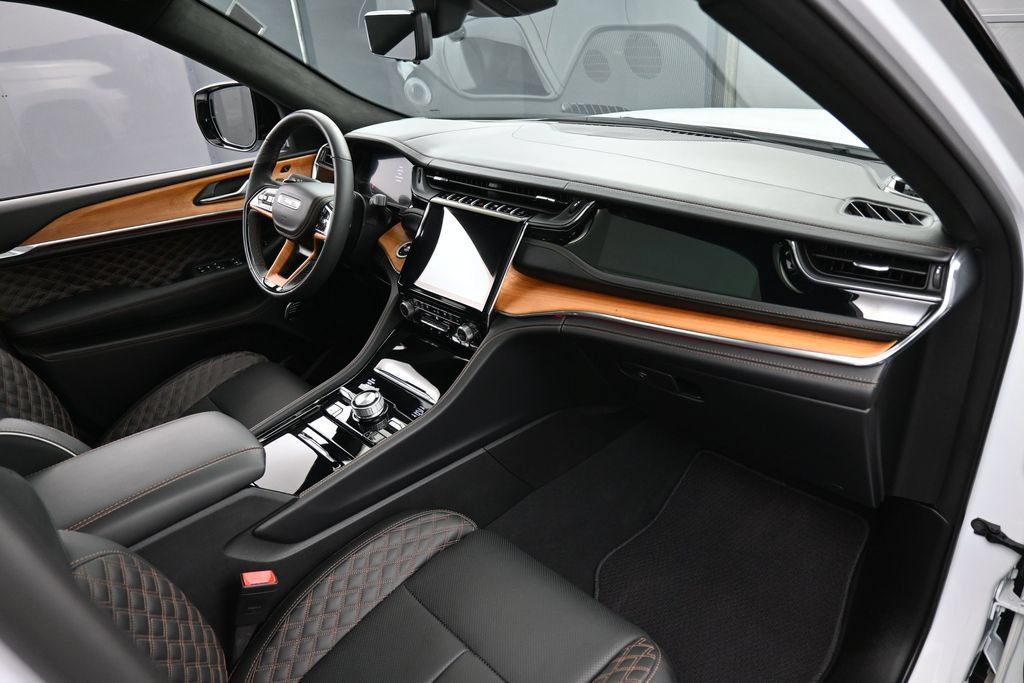 Used 2025 Jeep Grand Cherokee L Summit AWD/4WD image 36