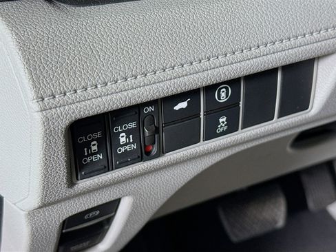 Certified 2024 Honda Odyssey EX-L image 9