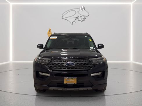 Used 2022 Ford Explorer XLT w/ Equipment Group 202A AWD/4WD image 2