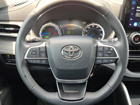 Used 2024 Toyota Highlander XLE AWD/4WD image 21