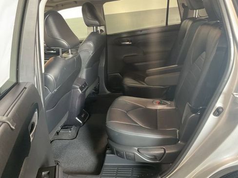 Used 2023 Toyota Highlander XLE image 19