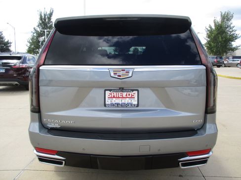Used 2024 Cadillac Escalade Luxury image 5