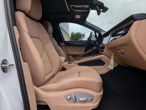 Used 2025 Porsche Macan image 25