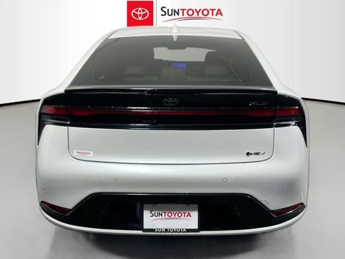 Used 2024 Toyota Prius XLE FWD image 5