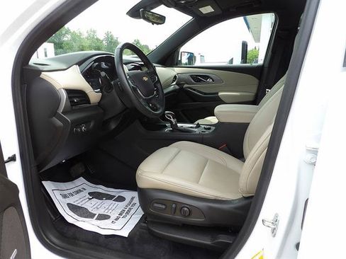Used 2022 Chevrolet Traverse LT w/ LT Premium Package FWD image 12