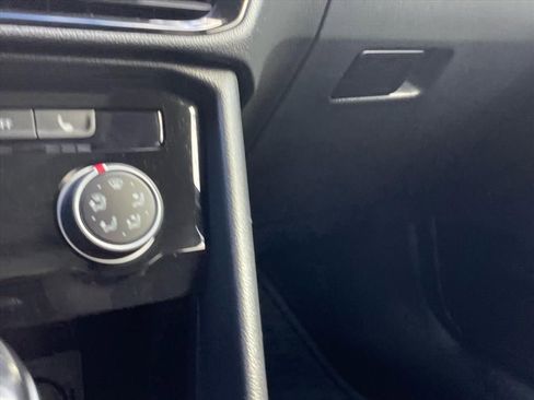 Used 2023 Volkswagen Taos SE w/ Panoramic Sunroof Package image 12