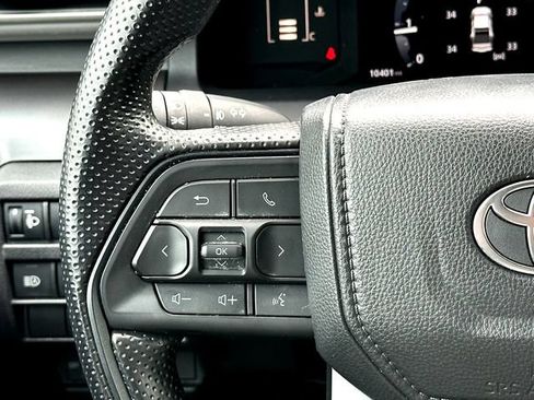 Certified 2025 Toyota Tacoma SR5 AWD/4WD image 22