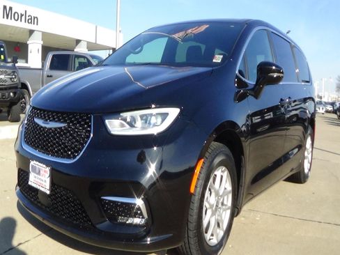 Certified 2025 Chrysler Pacifica Select FWD image 2