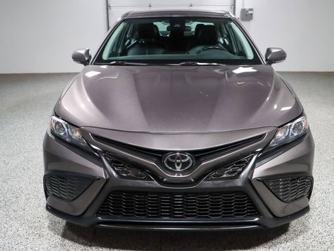 Used 2024 Toyota Camry SE image 4