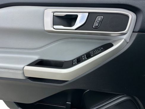 Used 2022 Ford Explorer XLT w/ Equipment Group 202A image 11