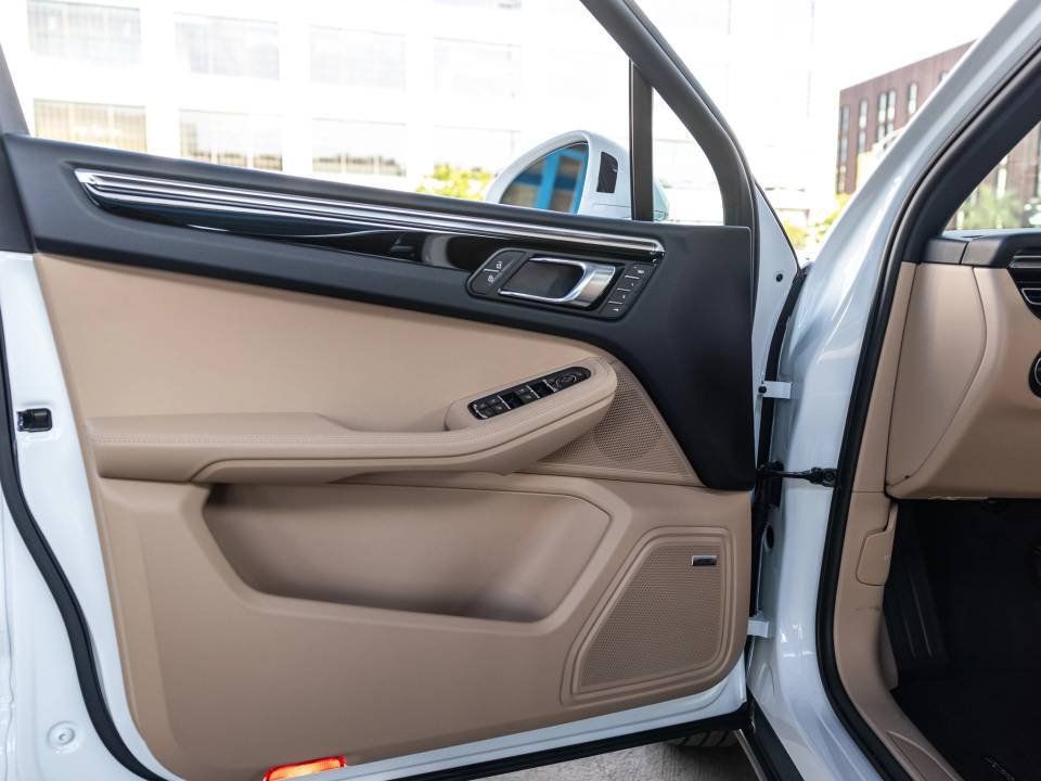 Certified 2026 Porsche Macan AWD/4WD image 26