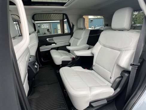 Used 2025 Ford Expedition Platinum w/ Driver's Package AWD/4WD image 19