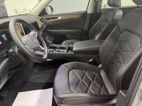 Certified 2025 Volkswagen Atlas SE AWD/4WD image 11