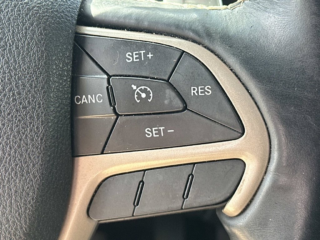 Used 2015 Jeep Grand Cherokee Overland AWD/4WD image 23