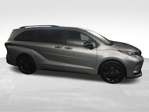Used 2023 Toyota Sienna XSE w/ XSE Plus Package image 10