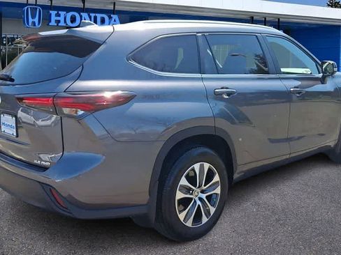 Used 2024 Toyota Highlander XLE AWD/4WD image 8