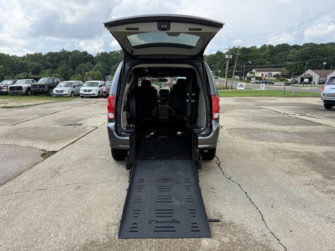 Used 2017 Dodge Grand Caravan SXT FWD image 1