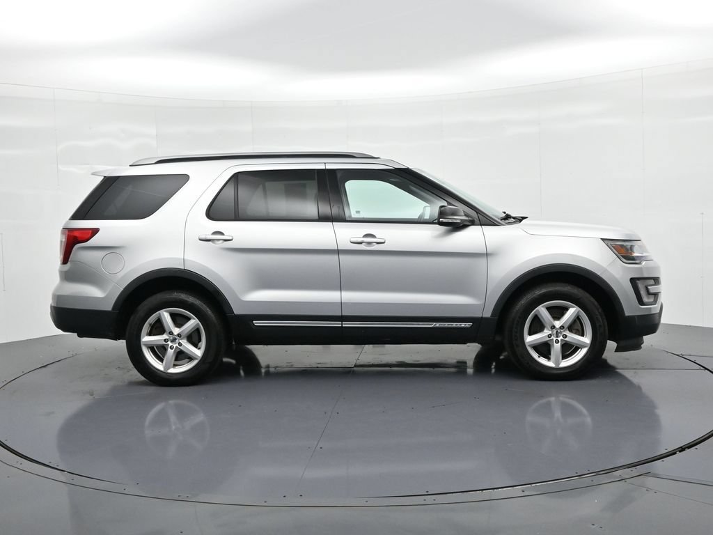 Used 2017 Ford Explorer XLT w/ Equipment Group 201A AWD/4WD image 5