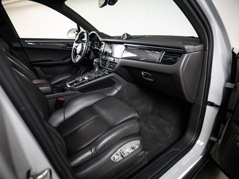 Certified 2020 Porsche Macan AWD/4WD image 28