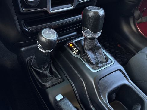 Used 2021 Jeep Gladiator Sport image 19