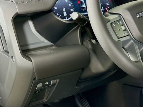 New 2026 Land Rover Defender 130 X-Dynamic SE image 10