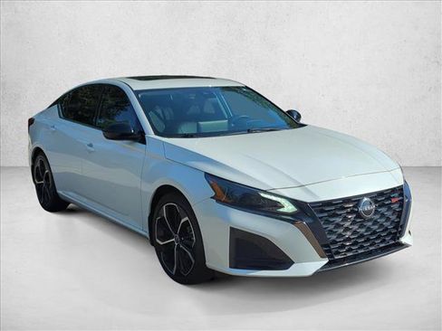 Used 2023 Nissan Altima 2.5 SR w/ SR Premium Package FWD image 3