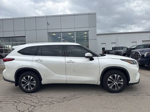 Used 2020 Toyota Highlander XLE image 2