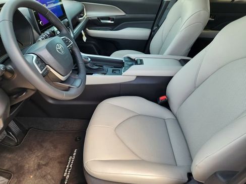 New 2026 Toyota Grand Highlander XLE image 11