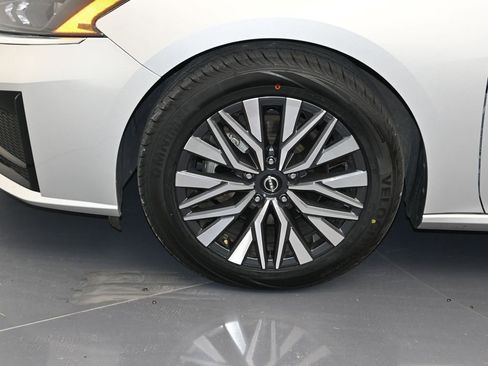 Used 2024 Nissan Altima 2.5 SV image 9