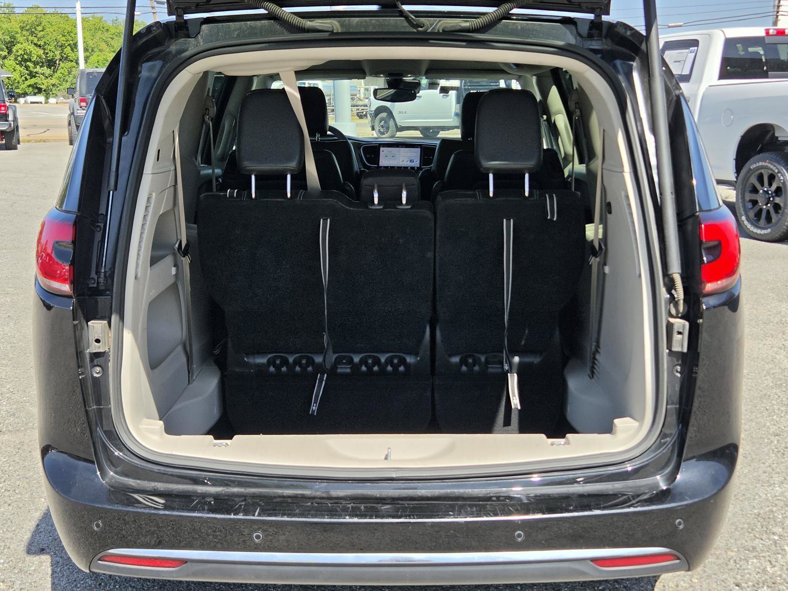 Used 2024 Chrysler Pacifica Touring-L FWD image 10