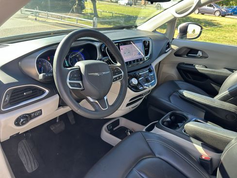 Used 2023 Chrysler Pacifica Touring-L FWD image 17