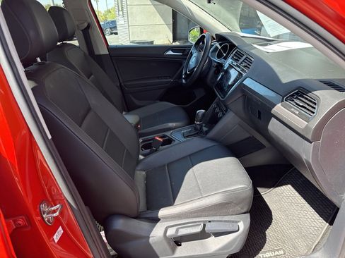 Used 2018 Volkswagen Tiguan SE w/ Panoramic Sunroof Package image 13
