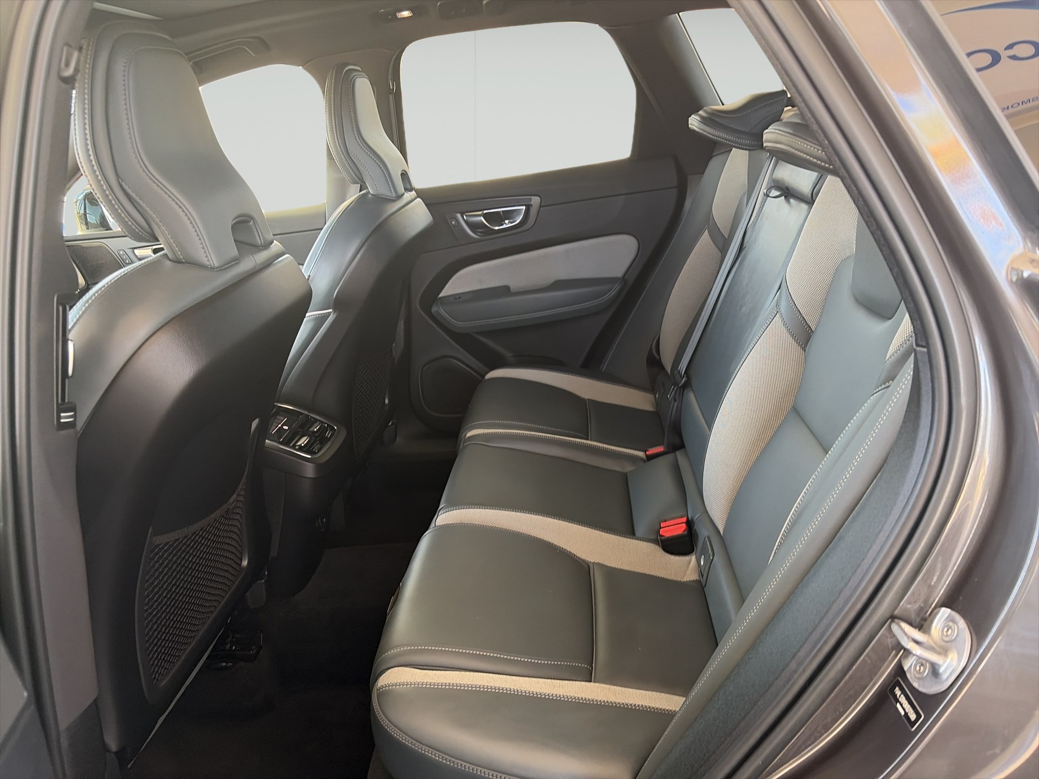 Used 2022 Volvo XC60 B5 R-Design w/ Advanced Package AWD/4WD image 11