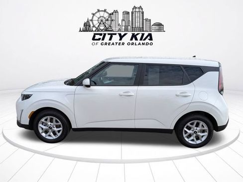 Certified 2025 Kia Soul LX w/ LX Technology Package FWD image 3