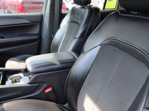 Used 2023 Jeep Grand Cherokee Altitude AWD/4WD image 14