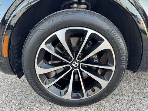 Used 2018 Bentley Bentayga AWD/4WD image 14