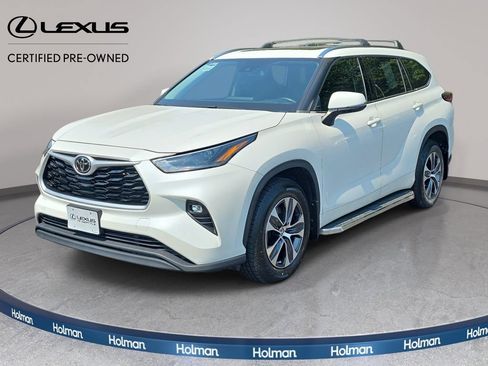 Used 2021 Toyota Highlander XLE AWD/4WD image 1
